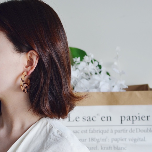 UO Style Blonde Tortoise Statement Earrings - Picture 7 of 8